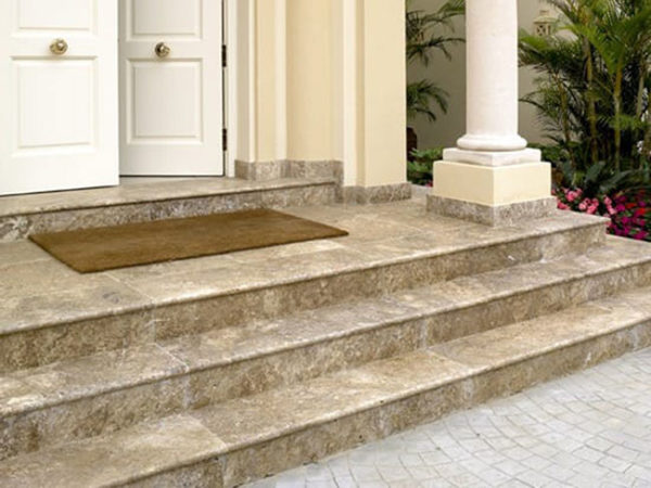Tam cấp đá marble vân nhẹ phù hợp nhà phố hiện đại