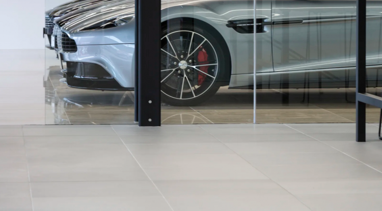 đá granite khối lớn lát nền showroom xe hơi