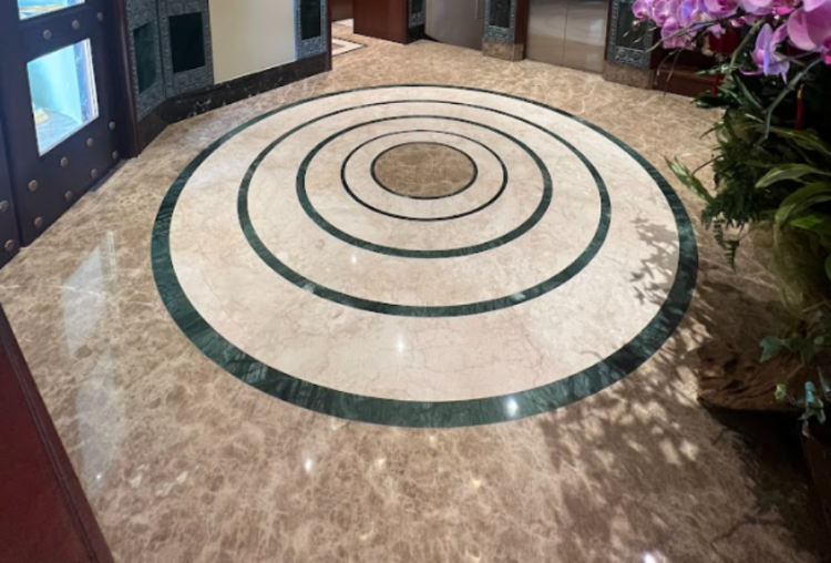 Đá marble nâu nhạt kết hợp đá xanh vỏ dưa lát sàn độc đáo