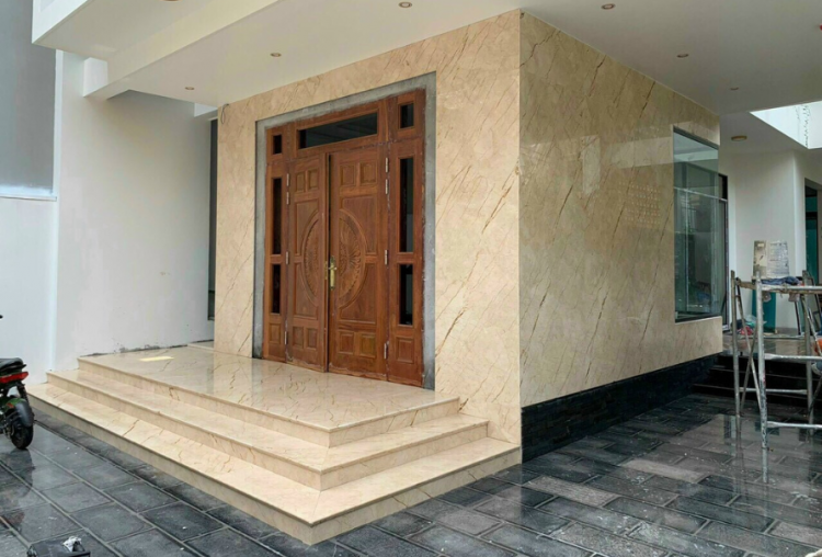 Mặt tiền biệt thự ốp đá marble trắng vân mây sang trọng
