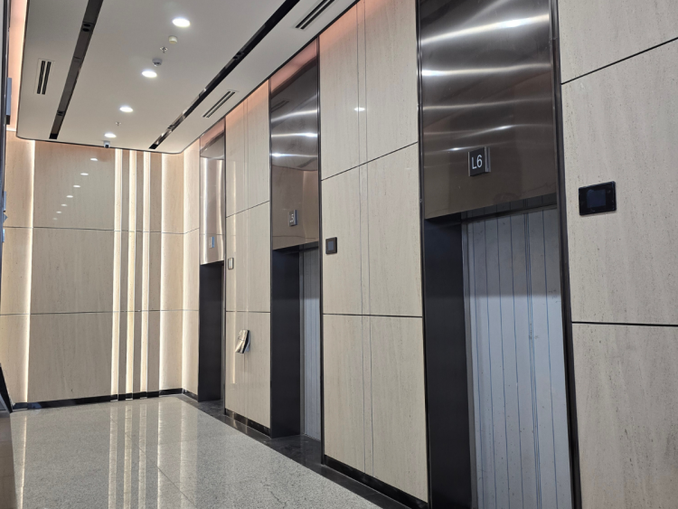 Vách thang máy marble đối vân sang trọng