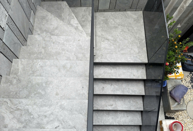 Đá nung kết ốp cầu thang