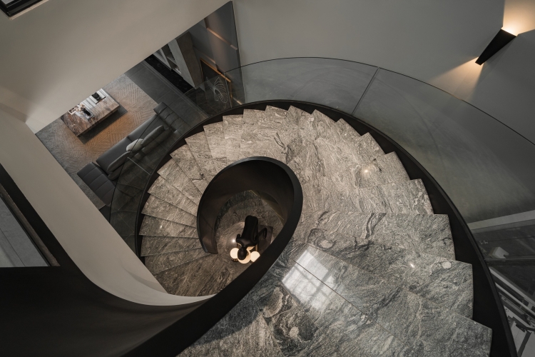 Thi công cầu thang granite hiện đại, dễ vệ sinh