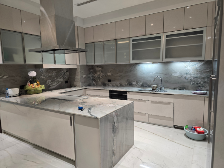 Không gian bếp sang trọng với đá marble cao cấp
