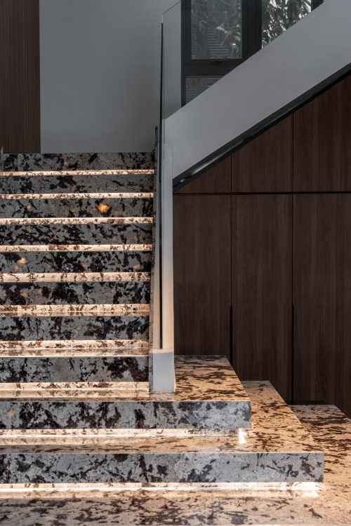 Đá granite đen kim sa ốp cầu thang sang trọng