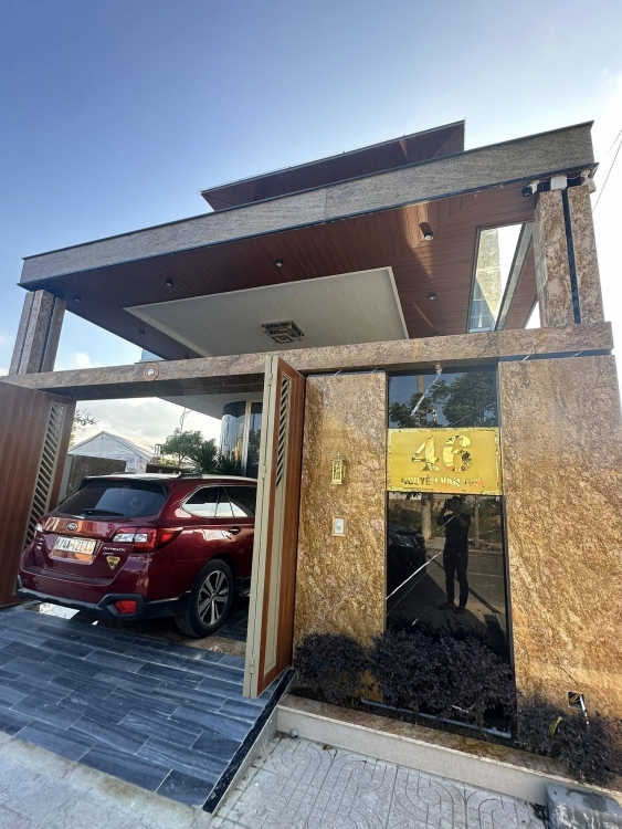 Mặt tiền nhà ốp đá hoa cương màu vàng tạo cảm giác ấm áp và sang trọng