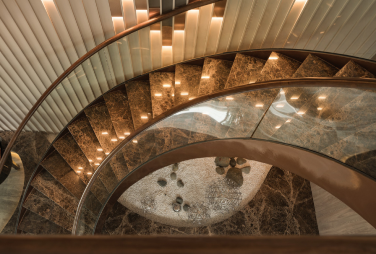 Không gian nội thất sang trọng với cầu thang đá marble