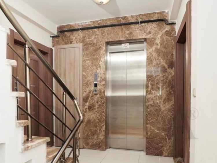 Không gian thang máy nổi bật với đá marble tự nhiên