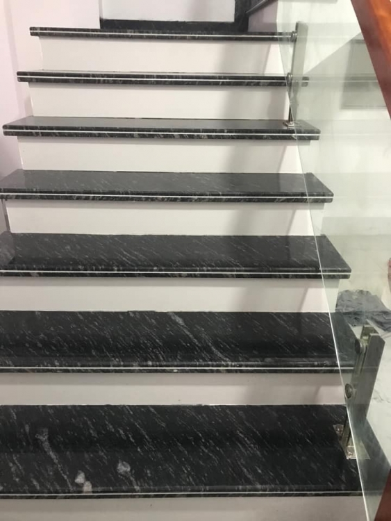 báo giá cầu thang đá đen cổ trắng