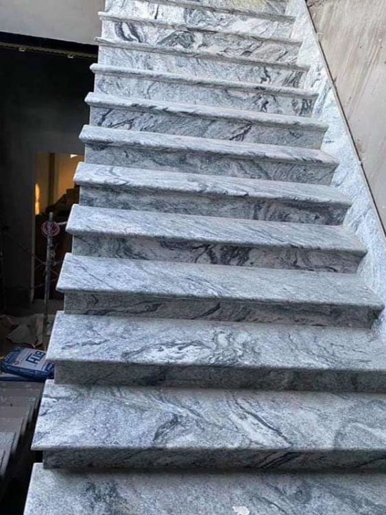 cầu thang đá trắng sa mạc