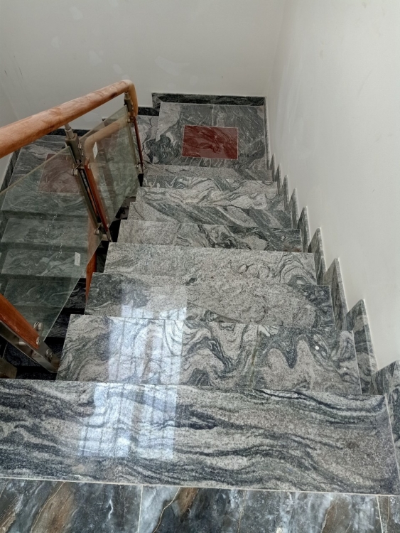 cầu thang đá trắng sa mạc