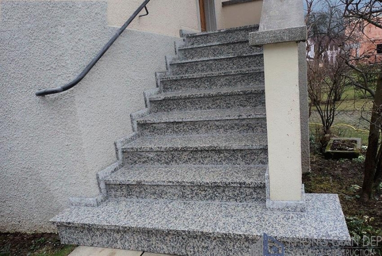 cầu thang đá trắng suối lau