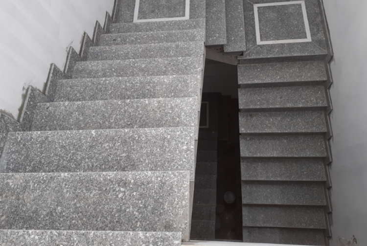 cầu thang đá trắng suối lau