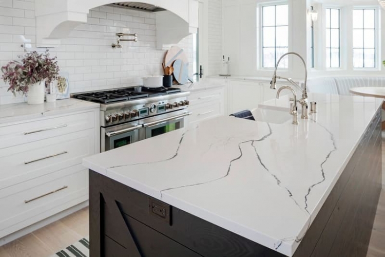 Bàn đảo bếp ốp đá trắng vân mây