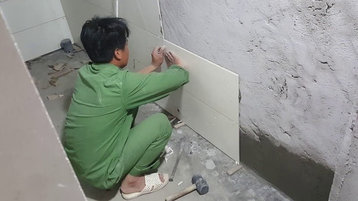 giá công thợ ốp gạch tường