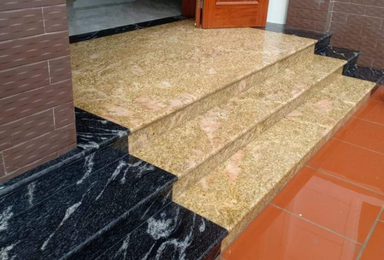 Mẫu đá Vàng Hoàng Gia ốp bậc tam cấp đẹp