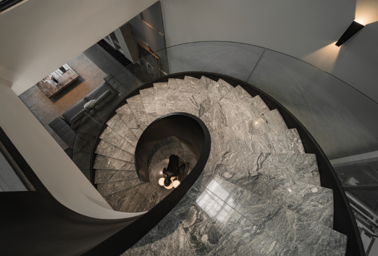 Cầu thang marble trắng kết hợp lan can kính hiện đại