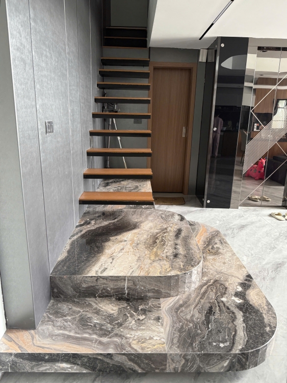 Bục đỡ cầu thang ốp đá Marble Vân gỗ Ý nâu đen