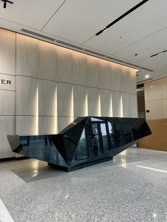 Quầy lễ tân hình viên kim cương đen sử dụng đá xanh xà cừ độc đáo