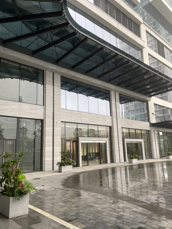 Toàn bộ mặt tiền được ốp bằng đá Moon White