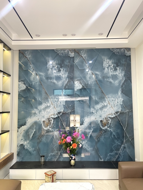 Tường phòng khách ốp đá nung kết tạo điểm nhấn sang trọng