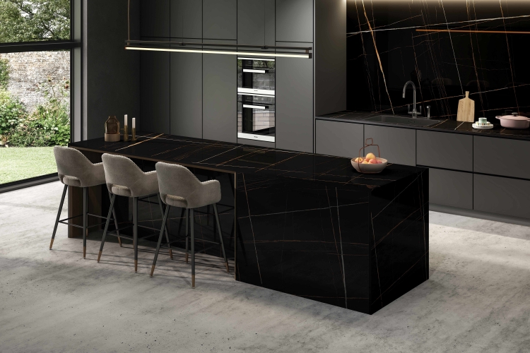 Không gian bếp hiện đại với mặt đá chịu nhiệt cao