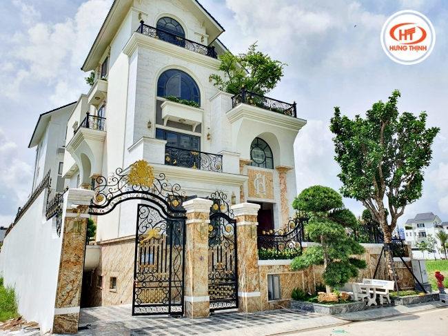 Đá granite Solarius ốp mặt tiền nổi bật với gam vàng sang trọng, tạo điểm nhấn đẳng cấp cho toàn bộ công trình.