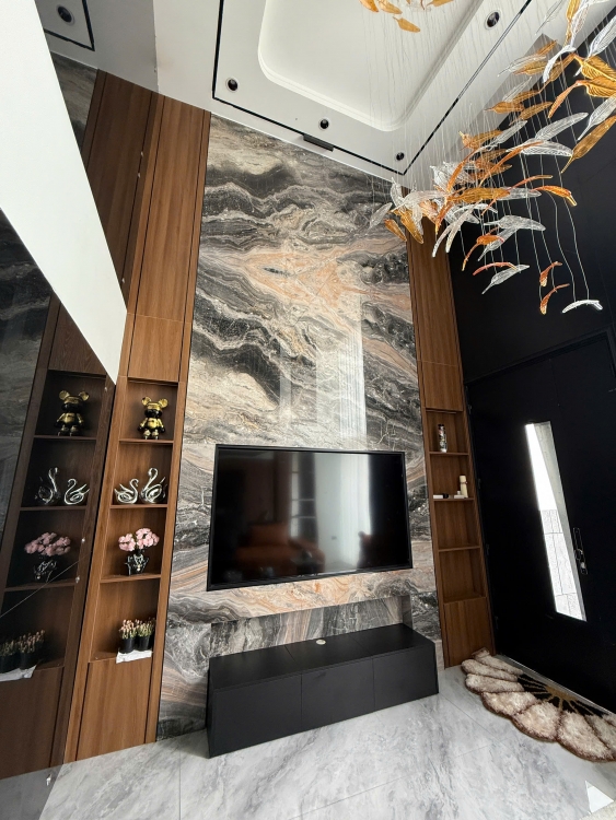 Căn biệt thự nổi bật với bức tranh thông tầng đá Marble Vân Gỗ Ý Nâu Đen.