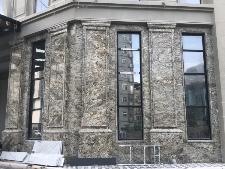 Thiết kế mặt tiền đá xám giúp công trình bền đẹp và không lỗi thời