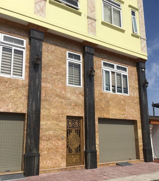 Mẫu mặt tiền đá vàng giúp công trình nổi bật và tăng giá trị thẩm mỹ