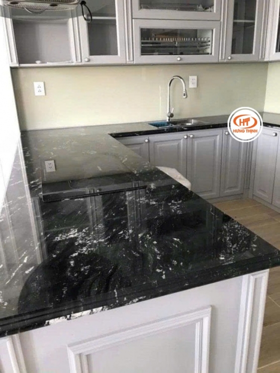 Mặt bếp đá Olivia Green chịu nhiệt tốt, chống thấm hiệu quả, dễ lau chùi, đảm bảo tính tiện nghi và sạch sẽ.