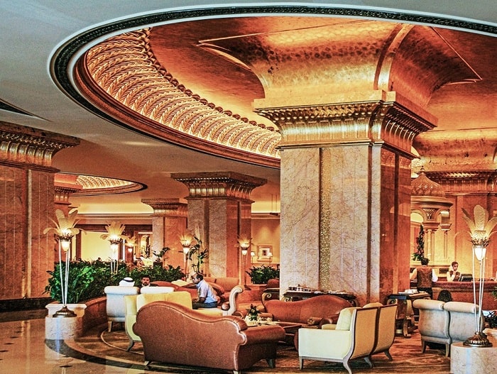 Đá granite ốp cột tròn tạo điểm nhấn sang trọng cho biệt thự