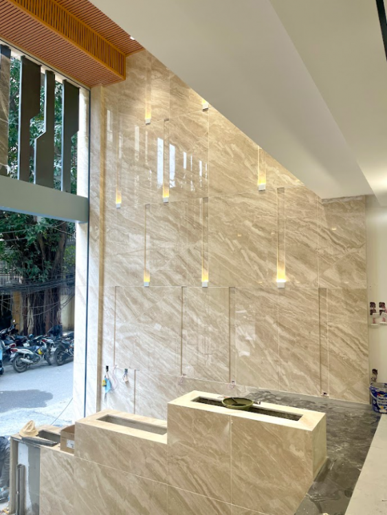 đá ốp vách thông tầng 