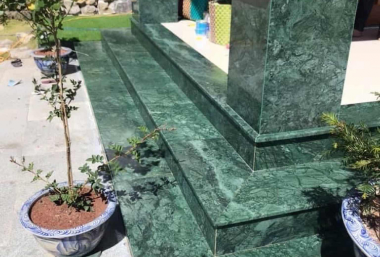 Bậc tam cấp marble trắng tạo điểm nhấn sang trọng