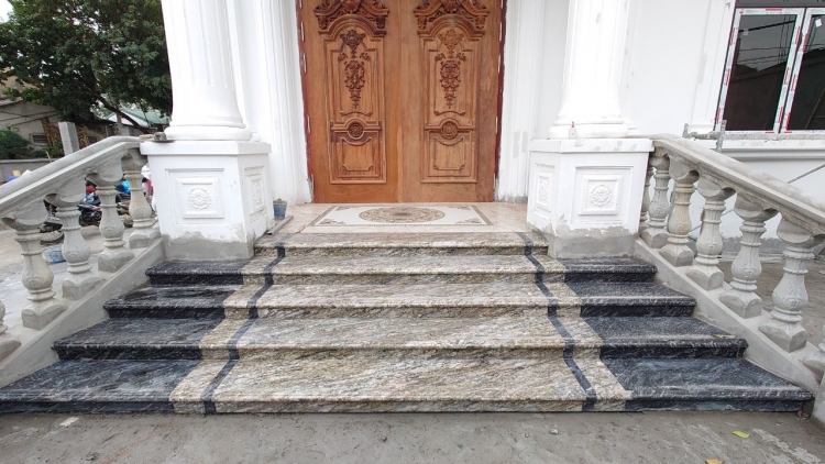 Cực kỳ cứng, chống mài mòn, chống thấm nước tốt và không lo bay màu