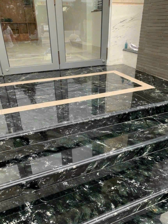 Bậc tam cấp là khu vực chịu tác động trực tiếp từ môi trường và tần suất sử dụng cao, vì vậy đá granite với độ cứng và khả năng chống trơn tốt là lựa chọn lý tưởng. Khi được xử lý bề mặt nhám hoặc khò lửa, đá giúp tăng độ an toàn khi di chuyển và giữ độ bền lâu dài.