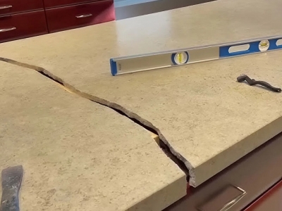 Mặt bàn đá bị nứt do tác động lực